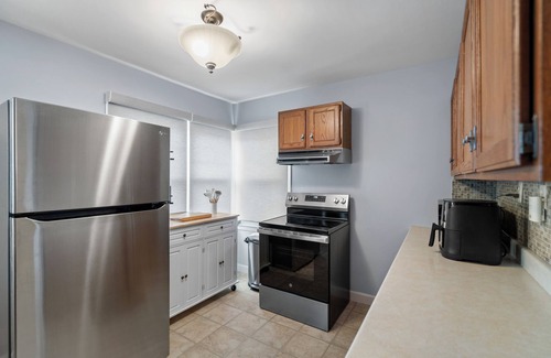Royal Oak House | 2-bedroom house in Royal Oak .71 miles from hospital, Savings on monthly price