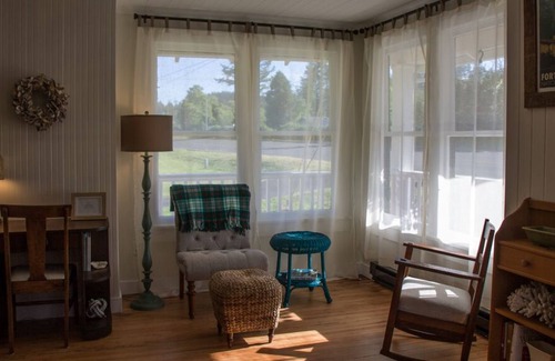 Seaview House | 2 Bedroom House near Long Beach with fenced yard