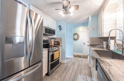 South Venice House | 2-bedroom house with a beautiful Tiki Hut Hot Tub in the Shark Tooth Capital USA
