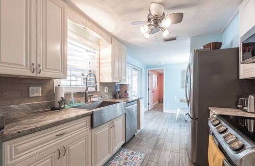 South Venice House | 2-bedroom house with a beautiful Tiki Hut Hot Tub in the Shark Tooth Capital USA