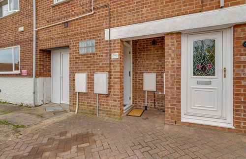 Norwich Apartment | 2 Bedroom house with Fully Equiped Kitchen, Free Parking & 390 Mbps, Large TV, close to the airport.