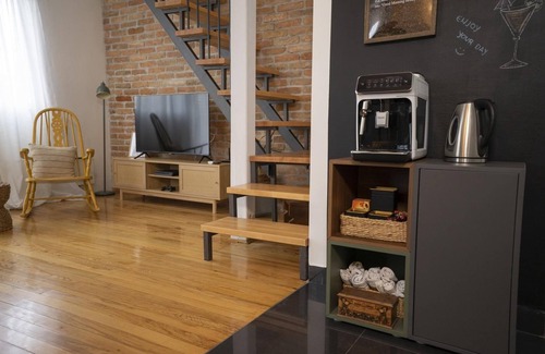 Netretic House | 2-bedroom house with Hot Tube, AC, WiFi. Enjoy a cozy stay near river.