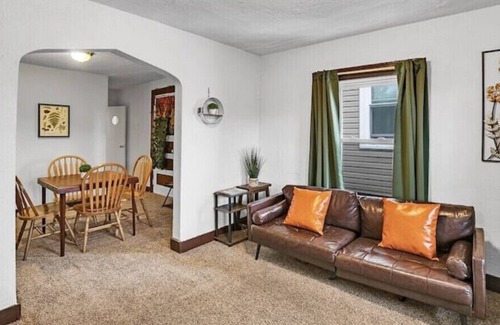 West Homestead House | 2-bedroom house with a view near The Waterfront