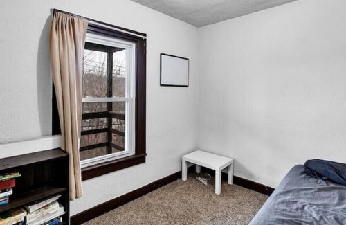West Homestead House | 2-bedroom house with a view near The Waterfront
