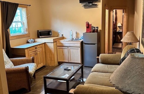 Patrick House | 2 bedroom huntbox located on 220 acre farm close to H Cooper Black.
