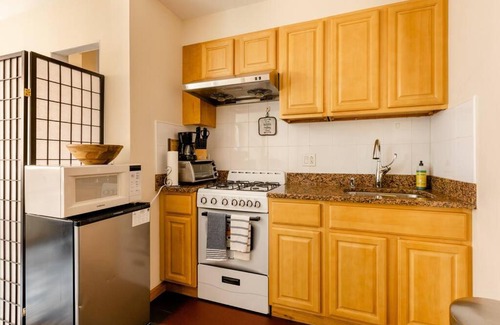 Chinatown Apartment | 2 Bedroom King Bed Apartment