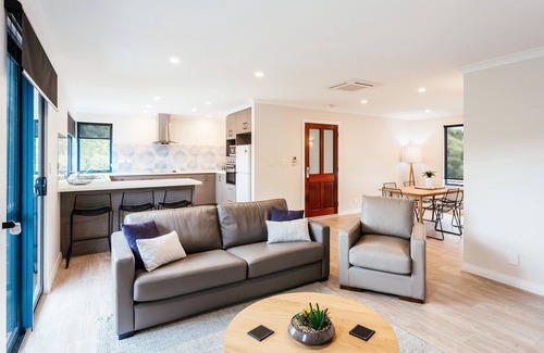 Middleton Beach Apartment | 2 Bedroom King Bed spa fully self contained