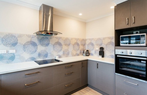 Middleton Beach Apartment | 2 Bedroom King Bed spa fully self contained