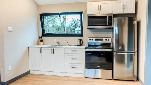 Harwood House | 2-bedroom Lake Front Cottage in Harwood ON #3