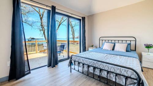 Harwood House | 2-bedroom Lake Front Cottage in Harwood ON #4