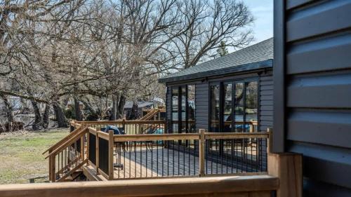 Harwood House | 2-bedroom Lake Front Cottage in Harwood ON #4