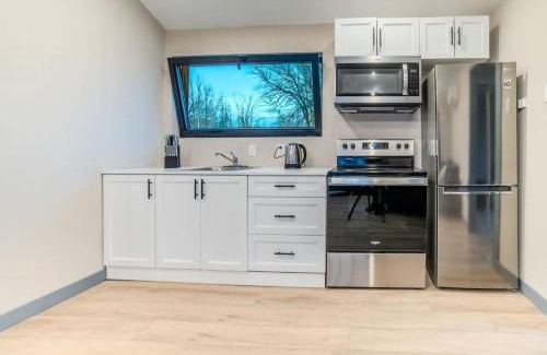 Harwood House | 2-bedroom Lake Front Cottage in Harwood ON #4