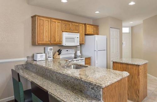 Williamsburg Condo | 2 Bedroom Lockoff Unit, 2 LR, 2 Kitchens, in WIlliamsburg at Governors Green!
