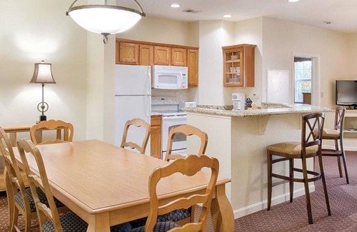 Williamsburg Hotel | 2 Bedroom Lockoff Suite in Beautiful Williamsburg VA.