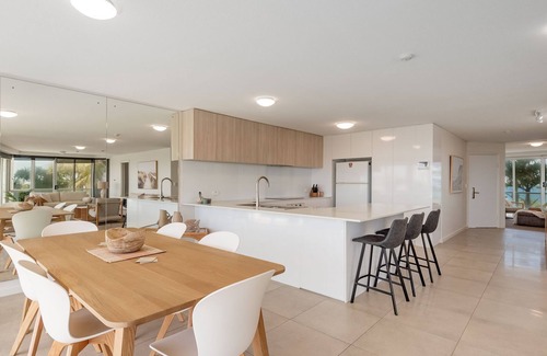Buddina Apartment | 2 bedroom luxurious apartment surrounded by the ocean with pool beach views