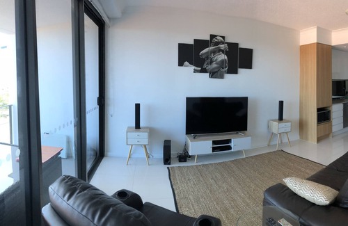 Mermaid Waters Apartment | 2 Bedroom Luxury Only 400m From The Beach
