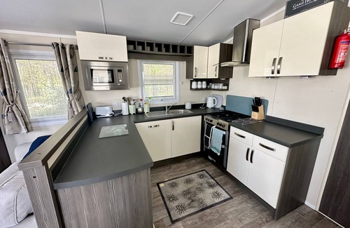 Ringwood House | 2 Bedroom Luxury Caravan on Family Park and short drive to Bournemouth Beach