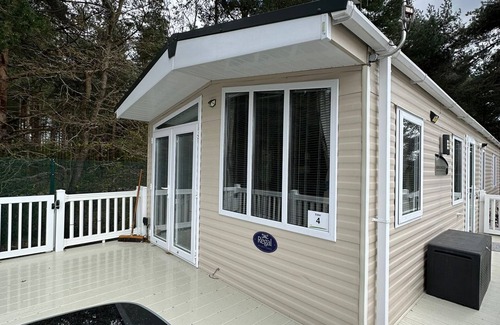 Ringwood House | 2 Bedroom Luxury Caravan on Family Park and short drive to Bournemouth Beach