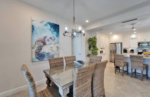Whitney Beach Condo | 2 Bedroom Luxury Condo, Pool, 5 mins to Beach