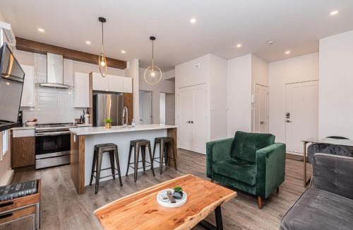 Griffintown Apartment | 2 Bedroom Luxury in the Mile End by Den Stays