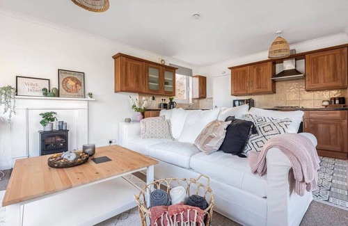 Five Oak Green Apartment | 2 Bedroom Maisonette with Parking and WiFi