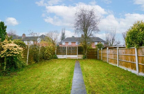 Trowell House | 2 Bedroom Minimalist Home From Home With Parking