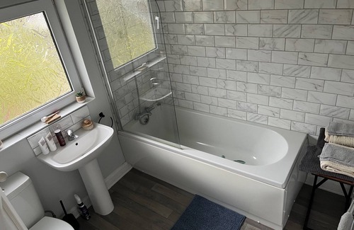 Trowell House | 2 Bedroom Minimalist Home From Home With Parking