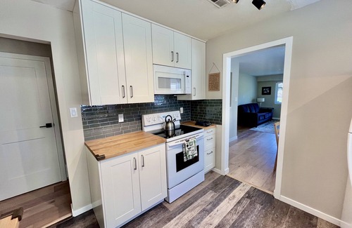 Central Lonsdale House | 2 bedroom modern guest suite with AC!