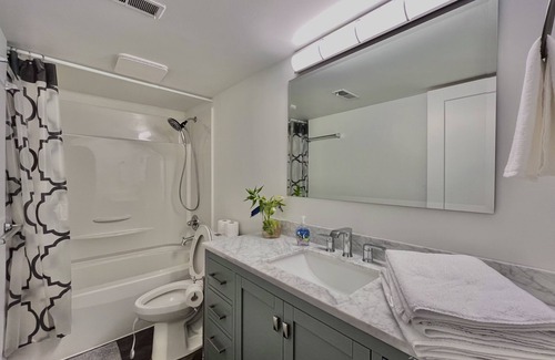 Central Lonsdale House | 2 bedroom modern guest suite with AC!
