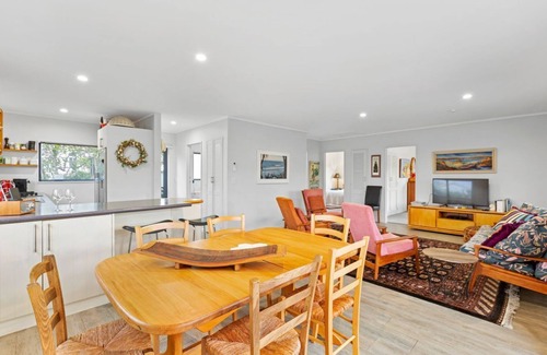 Raglan House | 2 bedroom modern Raglan beach retreat large outdoor deck 200 meters to town