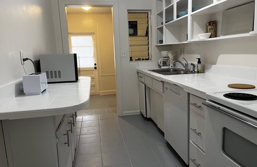 Dixieland Apartment | 2 Bedroom Near Florida Southern