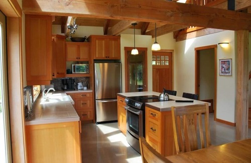 Discovery Islands Cabin | 2 Bedroom Ocean View Cottage Quadra Island