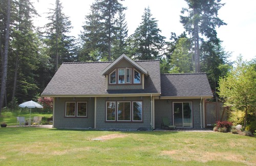 Discovery Islands Cabin | 2 Bedroom Ocean View Cottage Quadra Island