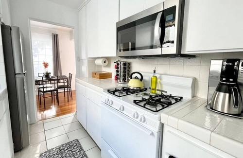 Middletown House | 2 Bedroom - Ocean View, Hot Tub, Parking - 8 Guest