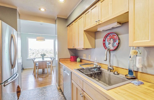 Bernal Heights Apartment | 2 bedroom one bath home next to Bernal Park with stunning city views