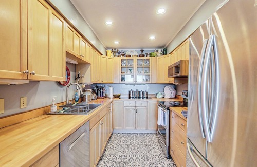 Bernal Heights Apartment | 2 bedroom one bath home next to Bernal Park with stunning city views