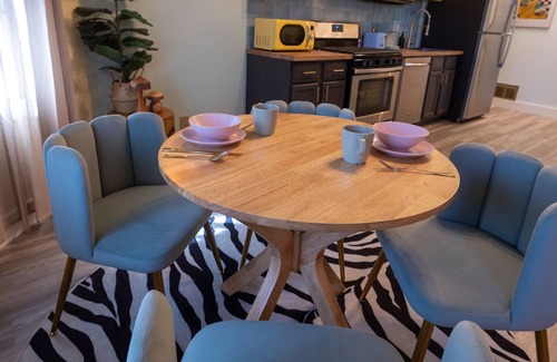 Rogers Park Apartment | 2 bedroom Pastel Loft 1 mi from Lake Michigan!