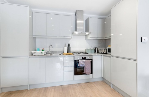 High Wycombe Apartment | 2 Bedroom Penthouse with parking High Wycombe Apt.04