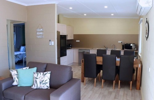Barmera House | 2 bedroom pet friendly cottage right next to the lake
