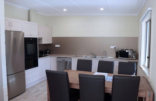 Barmera House | 2 bedroom pet friendly cottage right next to the lake