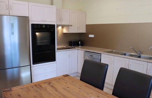 Barmera House | 2 bedroom pet friendly cottage right next to the lake