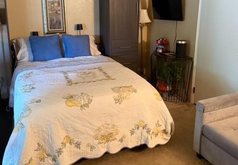 Graham House | 2 Bedroom Private 1500ft Hot Tub Sauna Gym