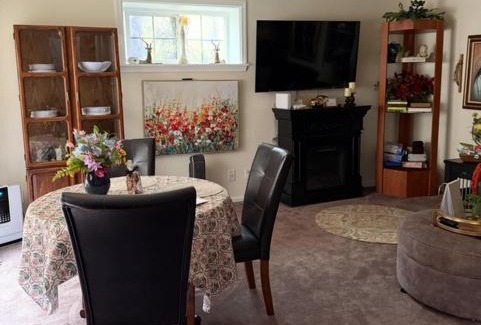 Graham House | 2 Bedroom Private 1500ft Hot Tub Sauna Gym