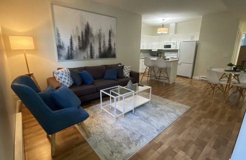 Upper Ten Oaks House | 2 bedroom private Ledgeview mountain suite