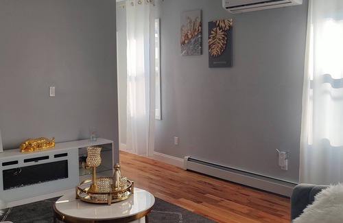 Clason Point House | 2 Bedroom Private vacation home in The Bronx