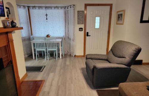 Jasper House | 2 Bedroom Pure Stone Delight! Close to historic downtown Jasper