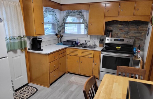 Jasper House | 2 Bedroom Pure Stone Delight! Close to historic downtown Jasper