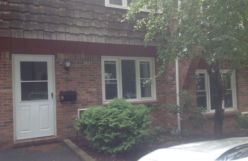 Lee House | 2 Bedroom renovated townehouse, #5 , Beautifully decorated at Garfield House