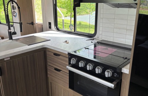 Dundee House | 2-bedroom RV in perfect Hartford with AC