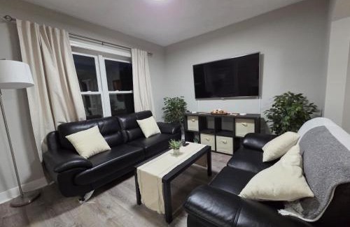 Everett Apartment | 2 Bedroom's, 1 Bathroom,10min-Airport & Boston, 7min-EncoreCasino